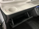 グローブボックスなどの多彩で便利な収納が設けられています。