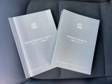 新車保証書、車両取扱説明書です。