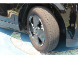 日産純正アルミホイール。タイヤサイズは155/65R14インチです。