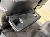 飲み物や食べ物を気軽に置ける格納式シートバックテーブルを、運転席と助手席の背もたれにご用意。車中泊も快適です!
