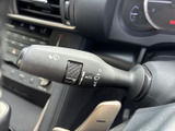 雨天時でも安心して運転できるよう、操作しやすいワイパーレバーを装備。視界良好をキープします。