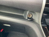 助手席の前にも12V電源ソケットが備わっています。