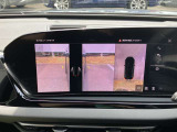サラウンドビューカメラ装備 車両の4つのカメラから得た映像を合成し、上空から眺めているような映像をモニターに映し出します。車両周辺の歩行者や障害物などの発見に役立ちます。