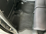 しっかりと汚れ、砂ぼこりを落とし足元まで清潔な車内空間を作り上げております♪