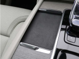 対応機種なら置いておくだけで充電できる、ワイヤレス・スマートフォン・チャージを用意。すっきりと収納できて、使いたいときにはすぐに手に取ることができます。