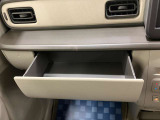 【インパネボックス】助手席の引き出しはティッシュボックスがピッタリ収まる大きさです。