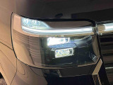 対象物が見やすく白く明るい光で夜間走行をサポートするフルLEDヘッドランプ(クリアランスランプ、マニュアルレベリング機能付き)を装備