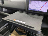 簡易テーブルも装備されており、室内での仕事もスムーズです。