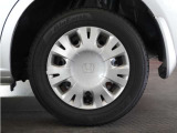◆純正ホイール装着車◆シンプルなデザインのホイールキャップ付きです。
