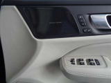 シートポジションとミラーの角度を記憶するメモリー機能スイッチ。そして、不慮の事故を防いでくれる、パワーウィンドー(グローバル・オープニング&クロージング機構付、全ウインドー・ピンチガード付)スイッチ。