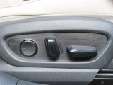 運転する時はドライビングポジションが気になりますよね。パワーシートで座席位置の微調整もしっかりできます。高級感がある装備としても人気があります。