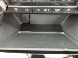 Qi規格のワイヤレス充電器を備えています。車内でのモバイル機器の充電に活躍してくれます。