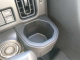 運転席側のドリンクホルダーは安定感のある埋め込み式です。