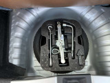 車載工具とスペアタイヤです