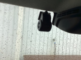 別途SDカードの購入が必要です。運転中の映像・音声などを記録して、交通事故やトラブルが起きた時の正確な状況把握に役立つドライブレコーダーが装着されています。