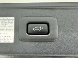 電動式バックドアです。 荷物を持ったままでもボタン一つで自動的に開け閉めできるので便利ですよ。 挟み込み防止機能も付いていますのでお子様の手や荷物を挟み込むのを防いでくれますよ。