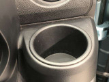 カップホルダー付きです。カップホルダー?と思われるかもしれませんが、意外にないと困る装備の1つなんですよ。