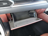 〇当社自慢のトータルカークリーニングを施工済み。ボディの磨き・車内の消臭・除菌・エンジンルームの清掃まで施しています。次のオーナー様方にも、気持ちよく安心してご使用いただけます。