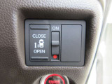 片側電動スライドドア付きで、狭い場所の開閉も楽々です。また重い荷物を持っている時や、両手がふさがっている時でも負担が少なく開閉できます。