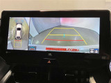 複数のカメラの映像をもとに、クルマを真上から見ているような映像をドライバーに提供し駐車をサポートする機能です。