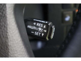 追従機能付クルーズコントロール搭載です。先行車を検知して適切な車間距離を保てる速度に自動で調整、先行車がいなくなったら設定速度で走行を続けてくれます。運転操作の負担を軽減し、疲労軽減に貢献してくれます