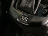 車両の走行モードを切り替えることができるシステムです。スポーツモード選択でアクセルペダルの応答性が高められます。高速道路での合流や追い越し時などに便利です♪