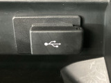 【USBポート】USBポートも装備されています♪スマートフォンのオーディオに連携も可能です。今や欠かせない装備の一つです!