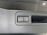 電動式バックドアです。 荷物を持ったままでもボタン一つで自動的に開け閉めできるので便利ですよ。 挟み込み防止機能も付いていますのでお子様の手や荷物を挟み込むのを防いでくれますよ。