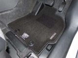 内装工程では、中古車を気持ちよくお乗りいただけるよう清掃しております。