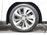 純正のアルミホイールが足元を飾ります!タイヤサイズは235/45R18になります。