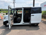 スライドドアですと、大きく開いてくれるほか、スペースを取らないので、隣のお車へぶつける心配もありません!