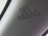 フロントSRSエアバッグは車両前方から乗員が重大な傷害を受けるおそれのある大きな衝撃を受けた場合に作動し、シートベルトが身体を拘束する働きと併せて前席乗員の頭部や胸部などへの衝撃をやわらげる装置です。
