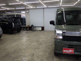 当店では専任のメカニックが大切なお客様のお車を一台一台丁寧に整備いたします。自社認証工場にてリフトアップし下回りまでキッチリ検査いたします。