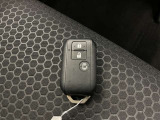 スマートキーをポケットやバッグに携帯していれば、キーを取り出すことなくドアハンドルを握り解錠、ドアハンドルのセンサーに触れるだけで施錠できます。
