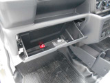 シンプルなデザインのグローブボックス。車検証などを収納しておくことが出来ます。