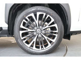 純正のアルミホイールが足元を飾ります!タイヤサイズは215/50R18を装備しております!!