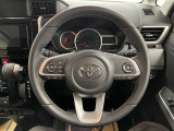 快適な操作性の運転席、ハンドルも綺麗に清掃済みです!もちろん安全を守るエアバッグも装備しているので安心してお乗りいただけます(^^)
