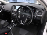 インストルメントパネルは僅かに運転席側へと傾けられているほか、余計なスイッチ類を可能な限り排し、運転に集中しやすい環境を造り出しています。