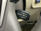 クルーズコントロール機能が付いています。 速度を設定するとアクセルを踏まなくても一定の速度で走ることができます。  高速道路ではとても便利な装置なんです。