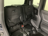 リアシート座面を持ち上げると、背の高い荷物を積むのに便利なトールモードに変身します!多彩なシートアレンジで使い勝手良好!