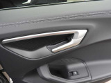 シンプルさと機能性が両立しており、ドイツ車らしい良いインテリアになっています。手の込んだ手法で静かで快適な室内を実現させています。