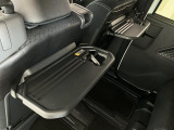 【格納式シートバックテーブル】車内でのお食事などで活躍♪カップホルダーも備えています。