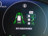 路外逸脱抑制機能・車両が車線を外れそうな場合に、ステアリング振動と表示で警告し、車線内へ戻すようにステアリングを制御します。