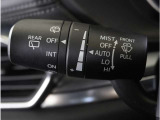 【オートワイパー機能】レバーをAUTOの位置にしているとき、レインセンサーが雨を感知すると、雨量に応じて、ワイパーが自動で作動します。