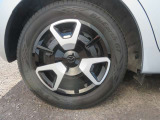 タイヤサイズは185/65R/15 88S。15インチの純正アルミホイールになっております。