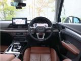Audiのインテリアは厳選素材を緻密に作りこんだ美しい個々のパーツを、衝撃にも耐えうるよう丁寧に組み上げて、構成されています。見た目に美しく、そして機能的でもあること。これこそがAudiのインテリアの伝統です