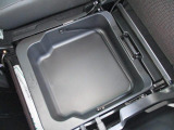 助手席下部には持ち運び可能な収納BOXを搭載★