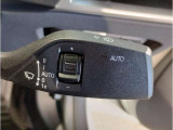 【ドライバーコックピット】人間工学に基づきドライバー中心にすべての操作パネルを設計。ドライバーが直感的に操作できる様にドライバー側にわずかに傾斜。常に運転に最適な姿勢/視線を保つ事が出来ます!