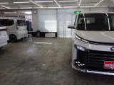 当店では専任のメカニックが大切なお客様のお車を一台一台丁寧に整備いたします。自社認証工場にてリフトアップし下回りまでキッチリ検査いたします。