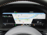 運転に必要な情報をグラフィカルに表示し、少ない視線移動で瞬時に認識できる先進的な液晶メーター。こちらはナビゲーション情報と連携する「地図画面」になります